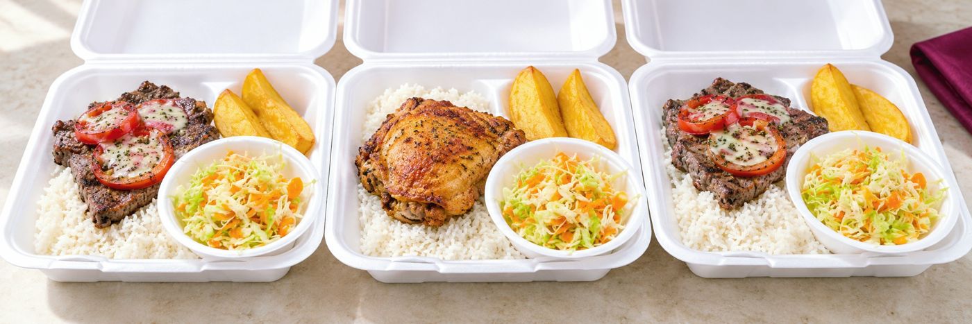 Almuerzos en bandejas individuales con arroz, ensalada, maduro y proteína